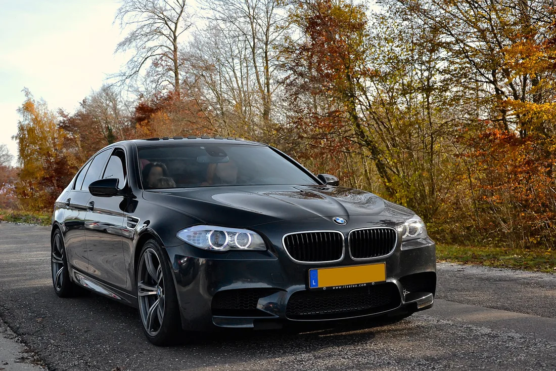 Czarne BMW M5 (F10) na felgach M