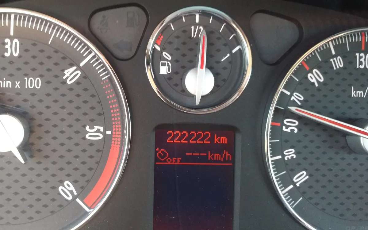Zegary samochodu z licznikiem przebiegu